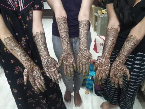 figure back hand mehndi design