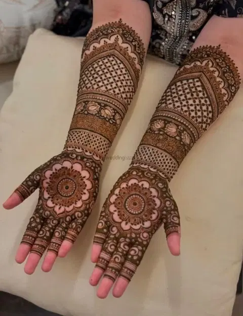 circle front hand mehndi design