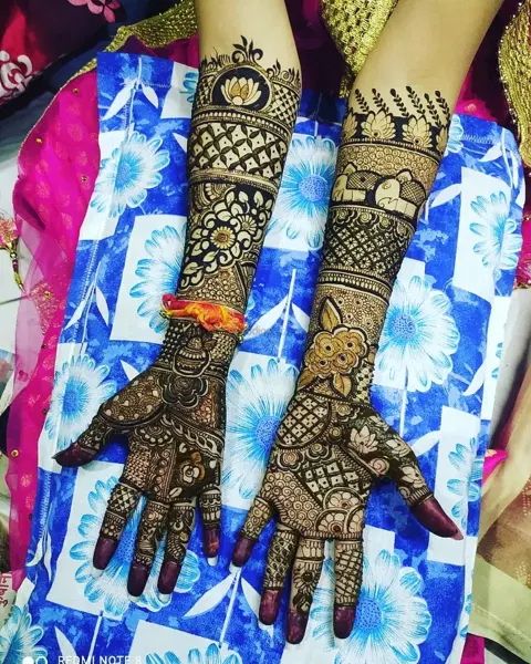 figure front hand mehndi design