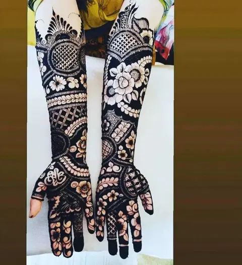 front hand mehndi design