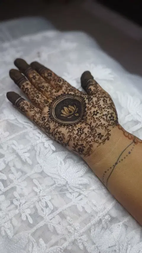 circle back hand mehndi design