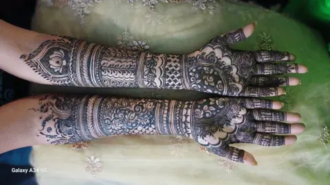 figure front hand mehndi design