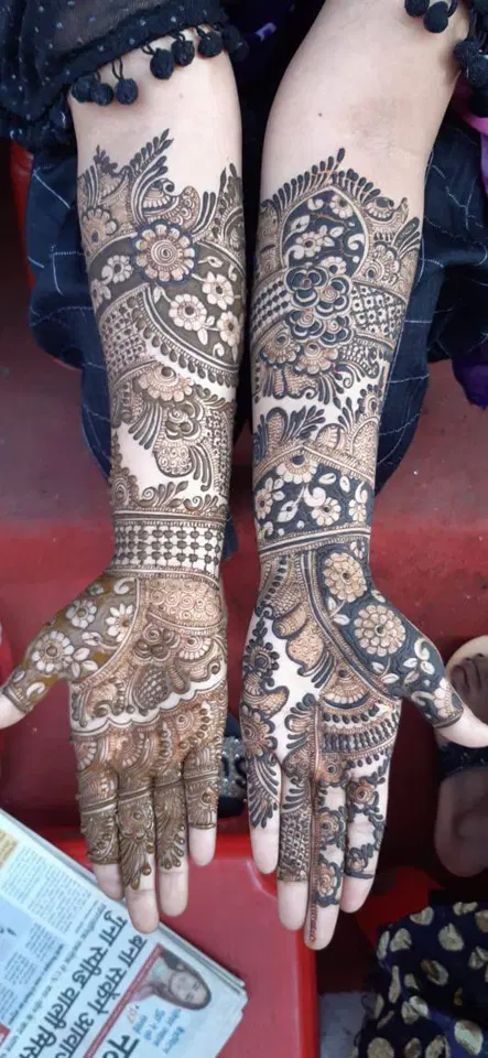 figure front hand mehndi design