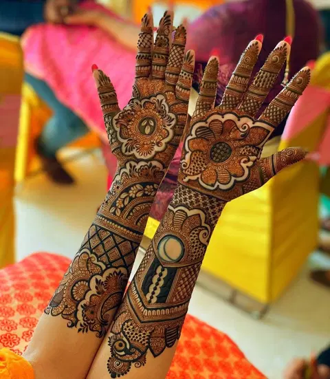 back hand mehndi design