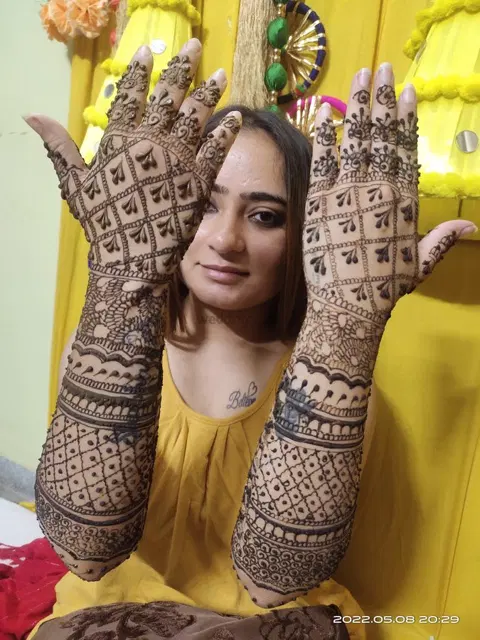 figure back hand mehndi design