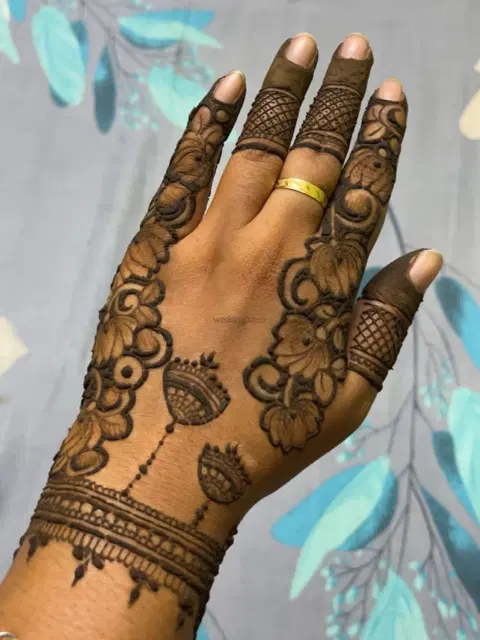 arabic back hand mehndi design
