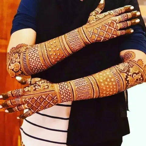 figure back hand mehndi design