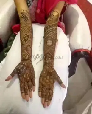 figure front hand mehndi design