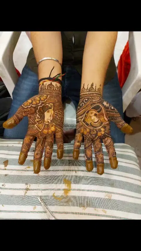 figure front hand mehndi design