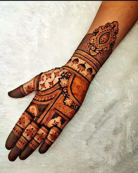 figure back hand mehndi design