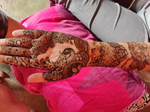 front hand mehndi design