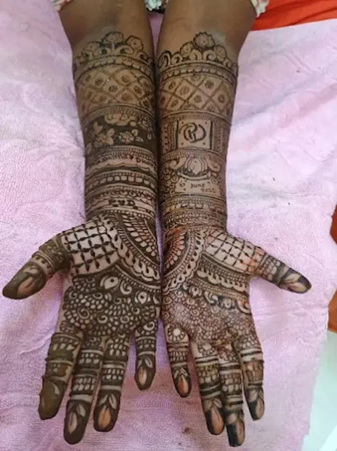 figure front hand mehndi design