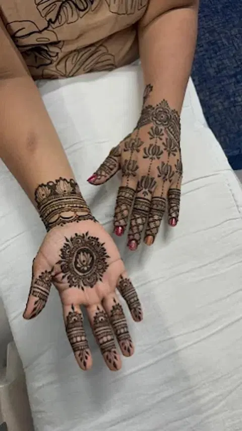 circle front hand mehndi design