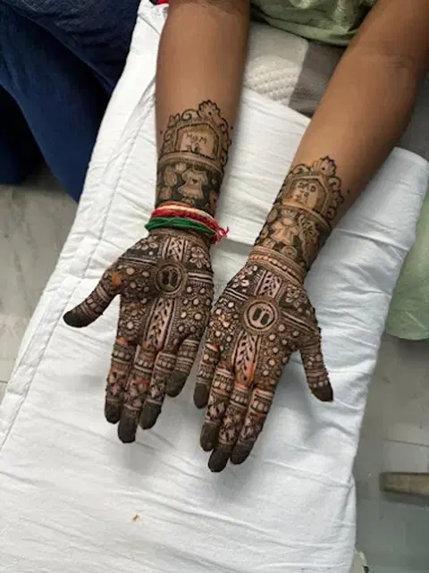 figure front hand mehndi design