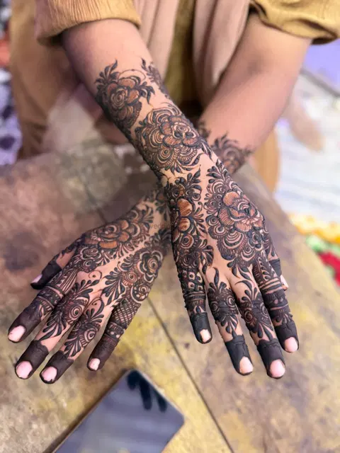 back hand mehndi design