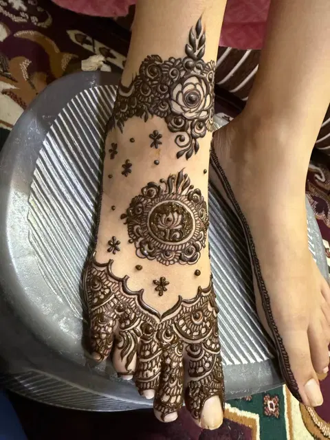 front hand mehndi design
