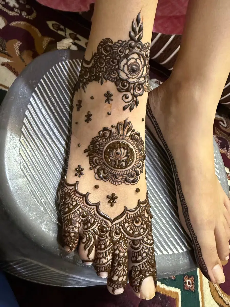 Front Hand Mehndi Design (2)