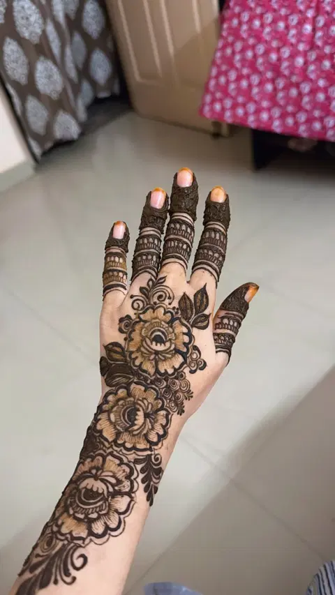 finger mehndi design