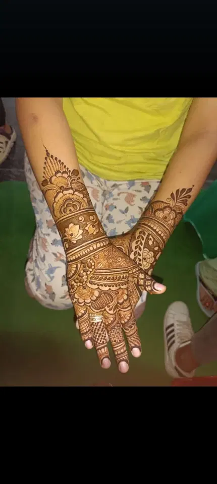 front hand mehndi design