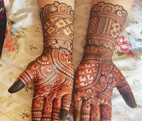 figure front hand mehndi design
