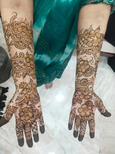 front hand mehndi design