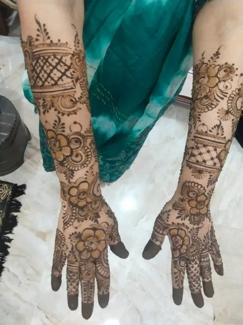 front hand mehndi design