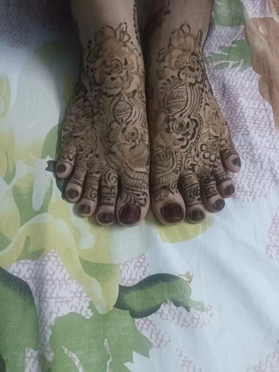 Foot Mehndi Design with Figures (2)