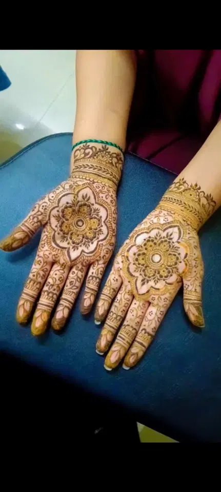 front hand mehndi design