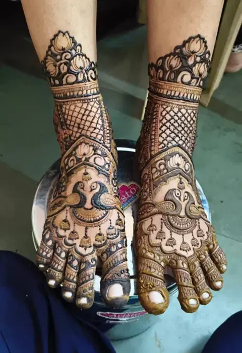 figure foot mehndi design