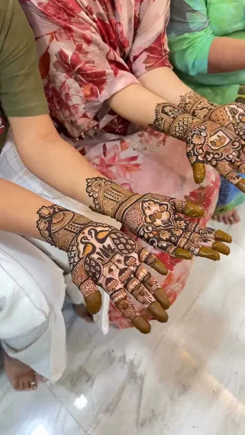 figure back hand mehndi design