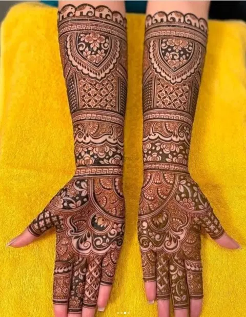 figure front hand mehndi design