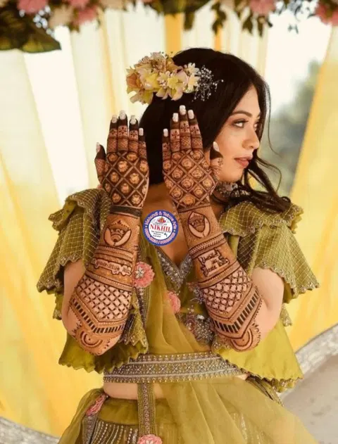 figure back hand mehndi design