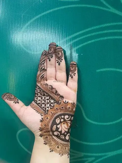 front hand mehndi design