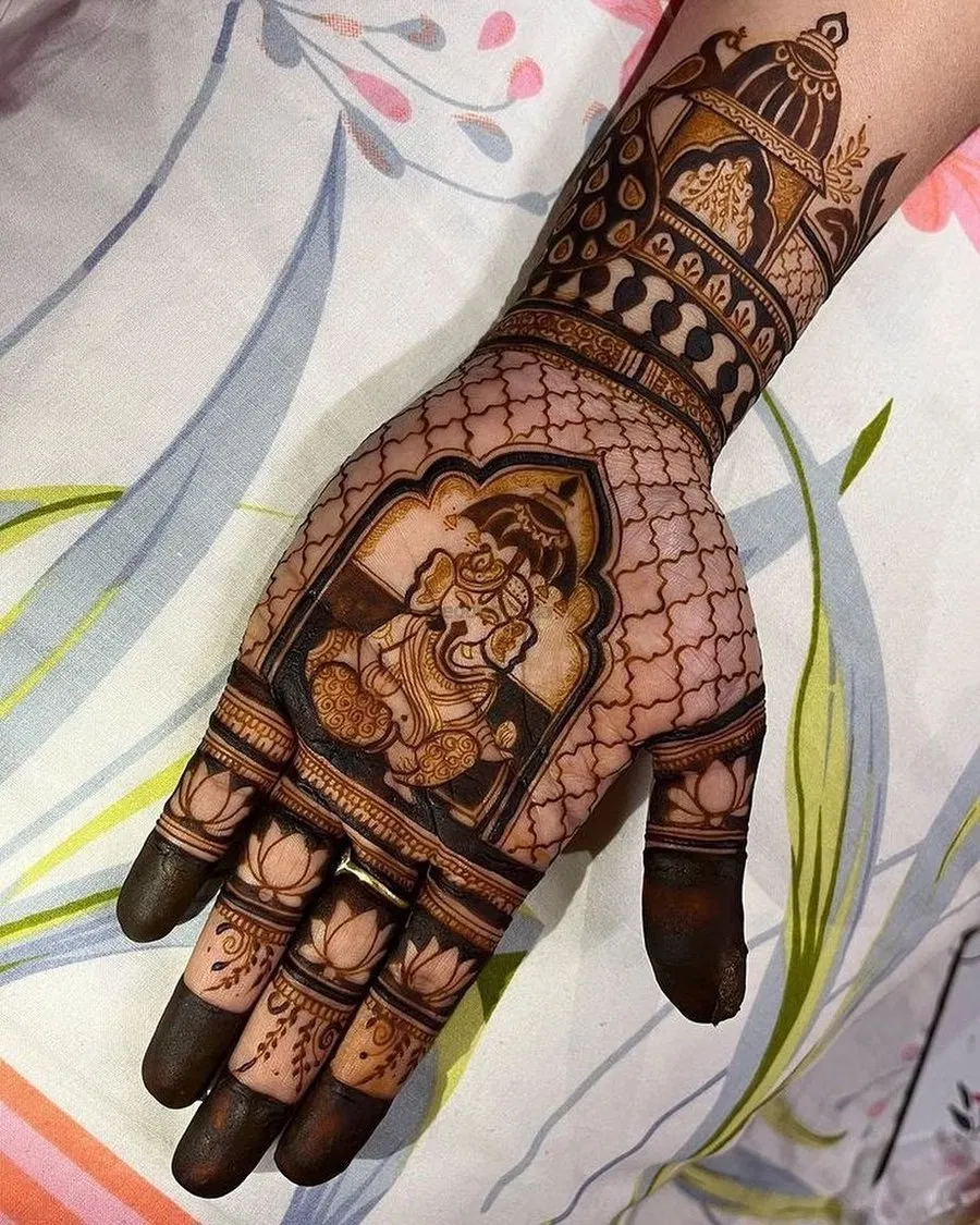Mehndi Design with Figures
