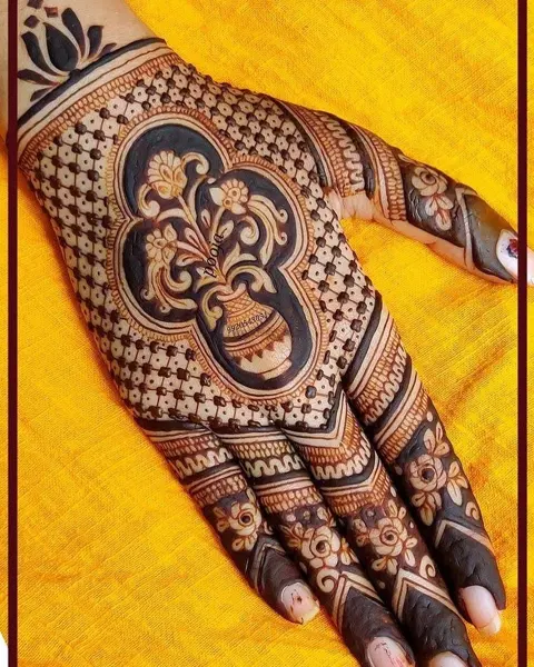 back hand mehndi design