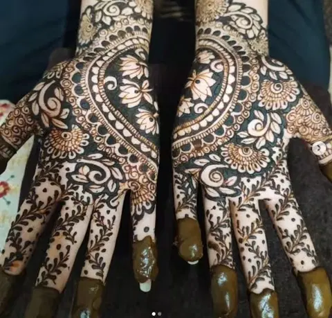 front hand mehndi design