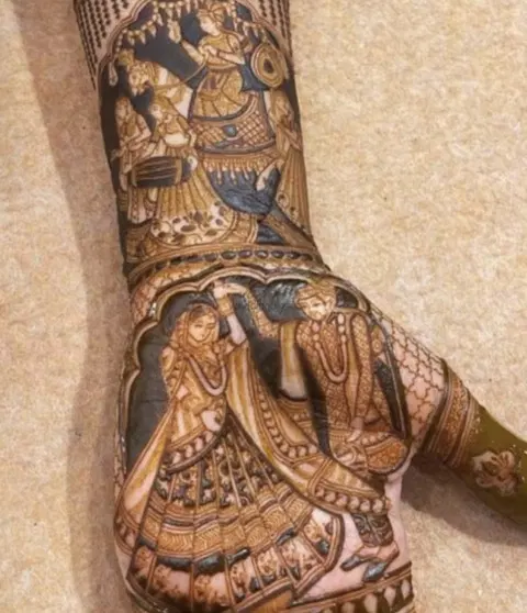 figure front hand mehndi design