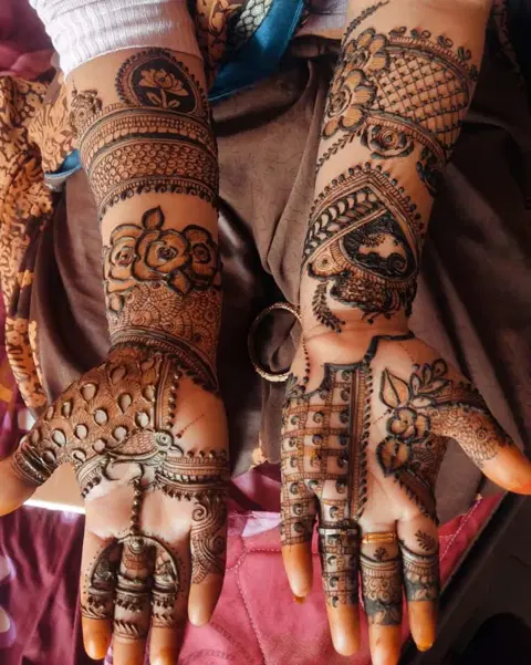 figure back hand mehndi design