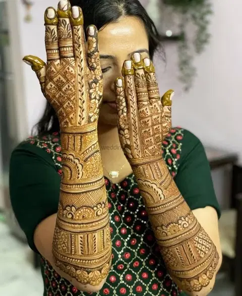 figure back hand mehndi design