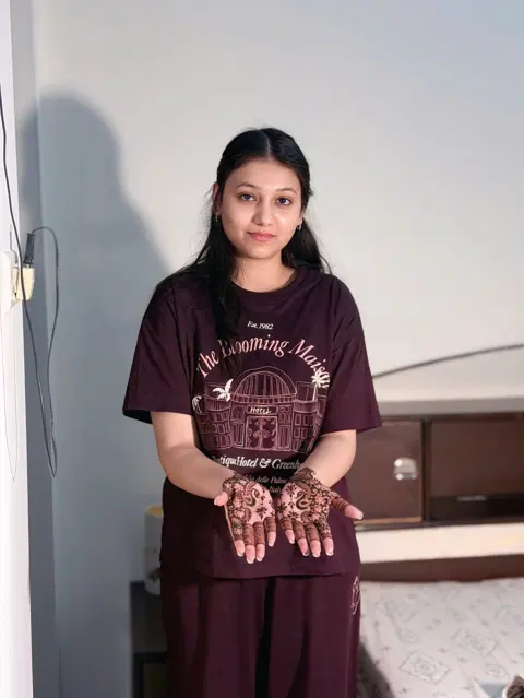 front hand mehndi design