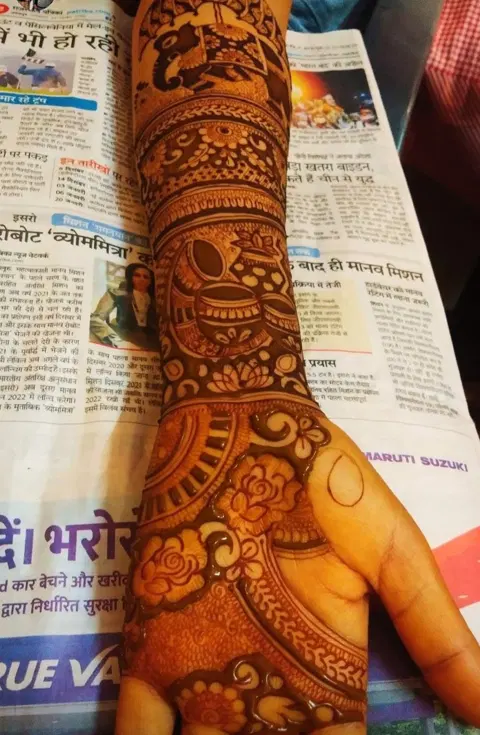figure full hand mehndi design