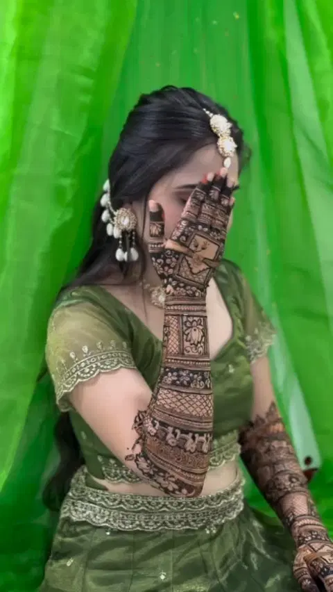 bridal stylish figure back hand mehndi design