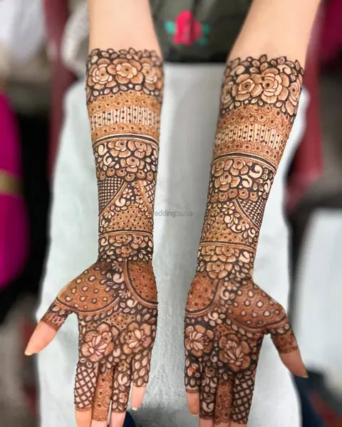 figure front hand mehndi design