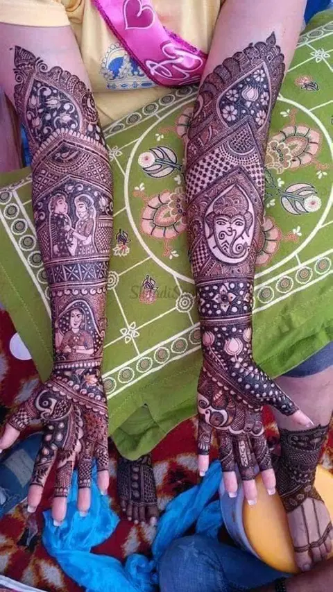 figure front hand mehndi design