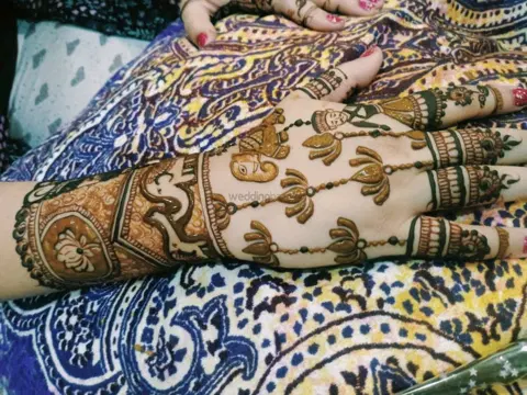 figure full hand mehndi design