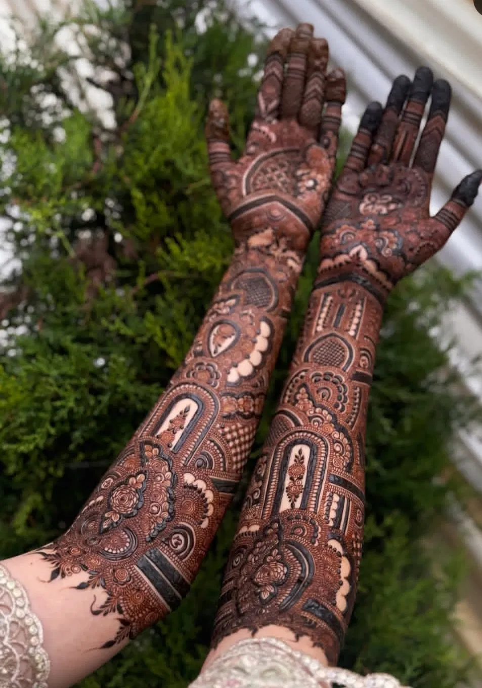 Arabic Bridal Back Hand Mehndi Design with Gol Tikki for Engagement (2)
