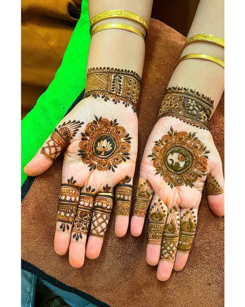 circle back hand mehndi design