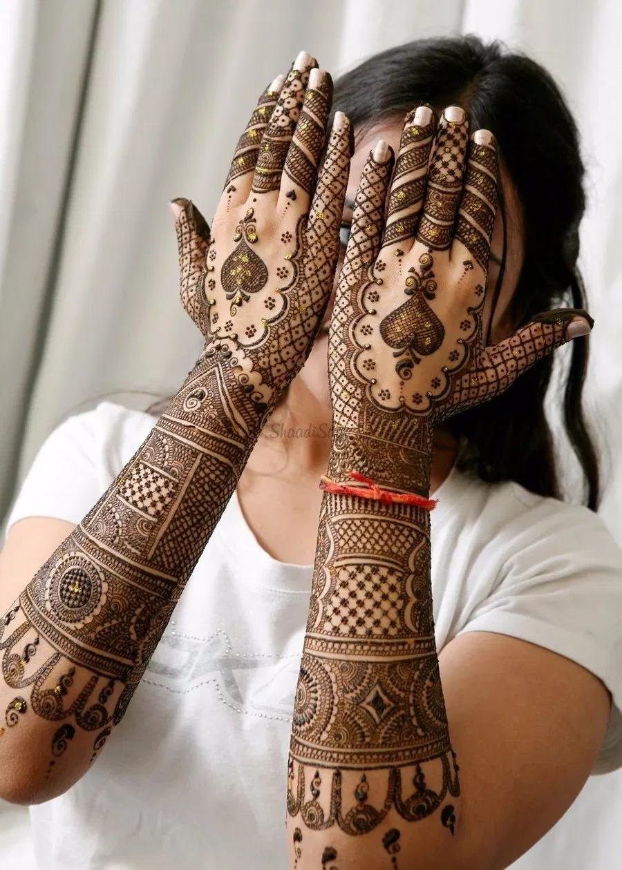 Back Hand Mehndi Design (2)