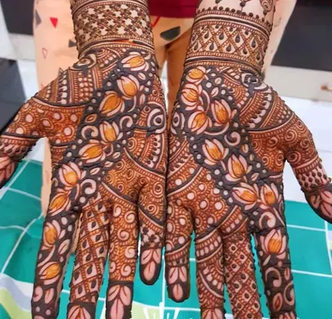 front hand mehndi design