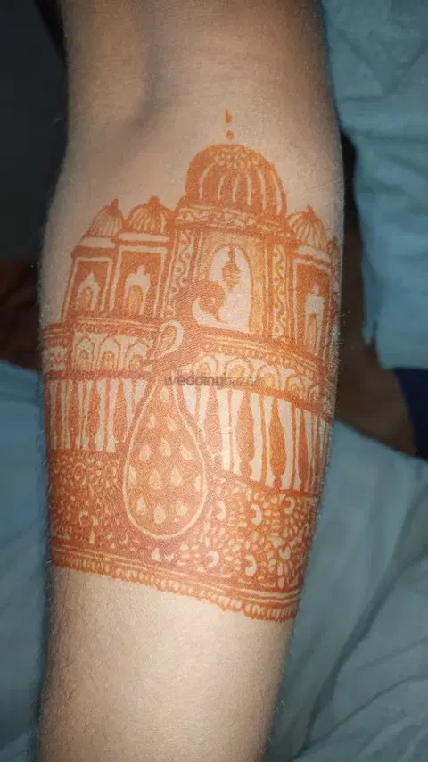 figure back hand mehndi design